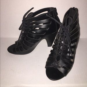 Black heels- Heart  in D